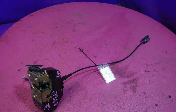 Renault Megane II Front door lock