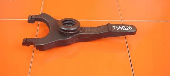 Toyota Avensis T270 Clutch release arm fork SPRZEGLA N47C16A