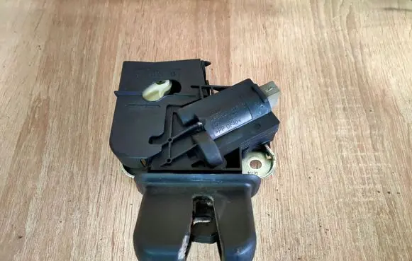 Audi A4 S4 B7 8E 8H Tailgate/trunk/boot lock/catch/latch 4F5827505