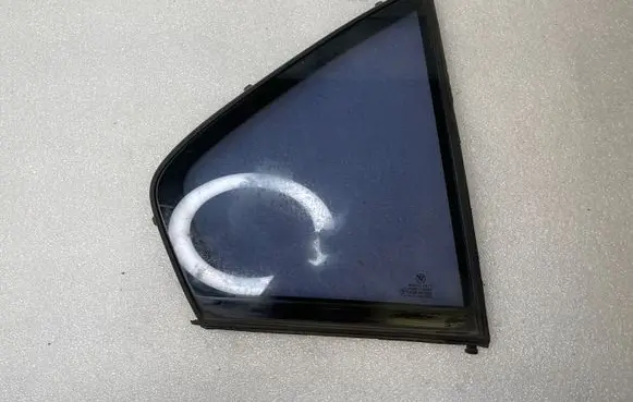 BMW 7 E38 Rear vent window glass 8168122 8125190
