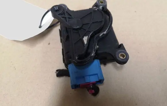 Audi A6 S6 C5 4B Air flap motor/actuator 0132801129