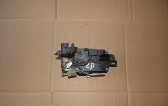 Opel Astra H Front door lock 