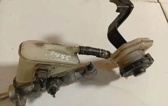 Honda Civic Brake fluid reservoir