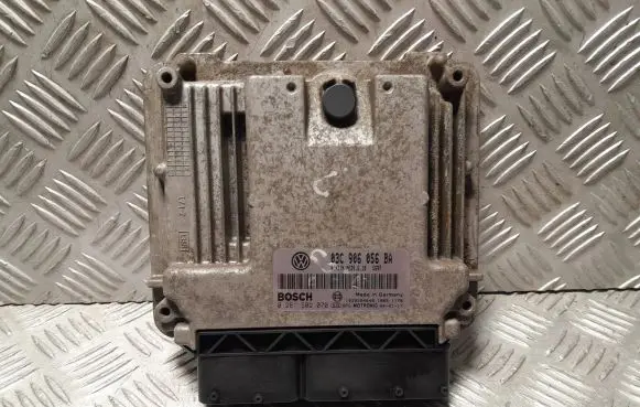 Volkswagen Golf V Engine control unit/module 03C906056BA 1039S04640 0261S02070
