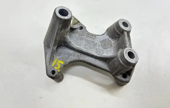 Skoda Octavia Mk2 (1Z) Engine mounting bracket 06A903103