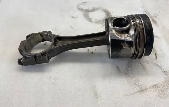 Volkswagen Caddy Piston with connecting rod 79l98