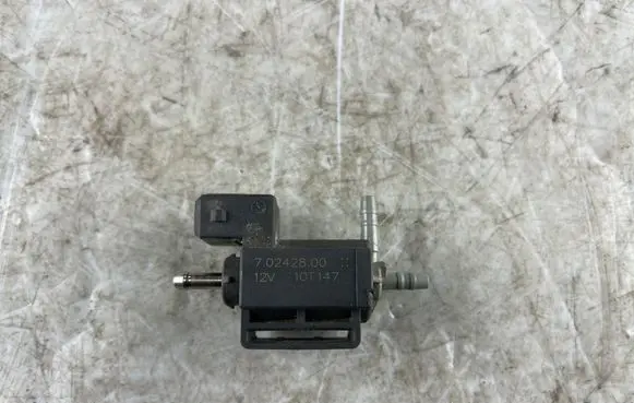 Jaguar XJ X351 Vacuum valve 70242800