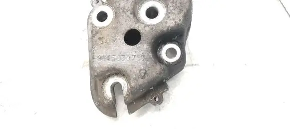 Engine mounting bracket