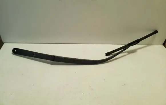 Honda CR-V Front wiper blade arm