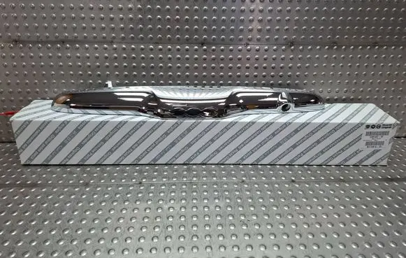 Trunk door license plate light bar