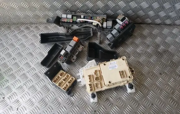 Toyota Corolla Verso AR10 Fuse module 892210F030 8273405030