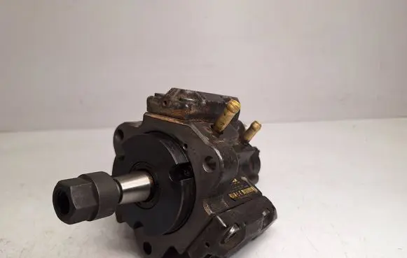BMW 5 E39 Fuel injection high pressure pump 7787563 0445010009 13517787632