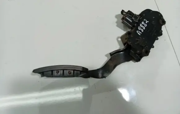 Accelerator throttle pedal