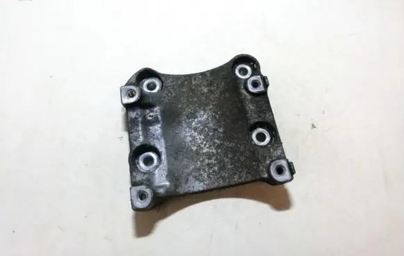 Volvo XC90 Engine mounting bracket