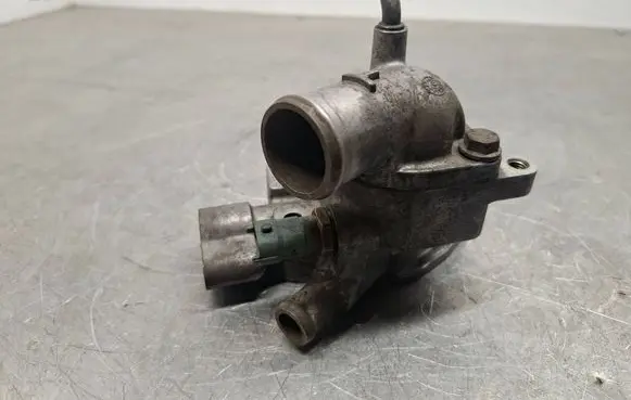 Opel Astra H Thermostat/thermostat housing 