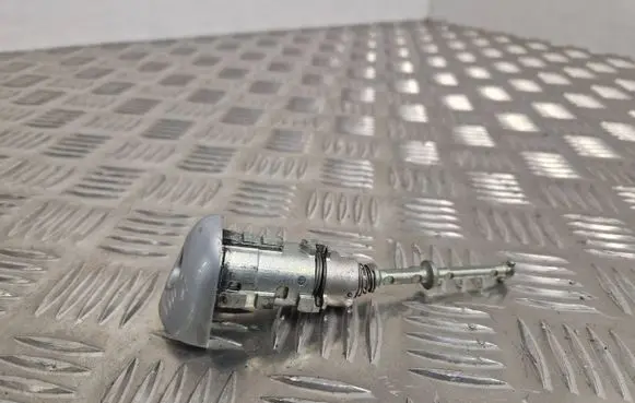 Renault Clio IV Front door lock (next to the handle) 