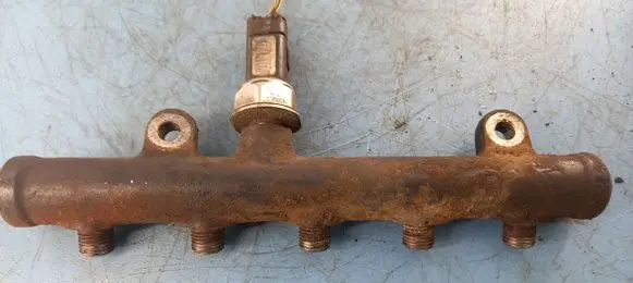 Volvo V50 Fuel injector supply line/pipe 