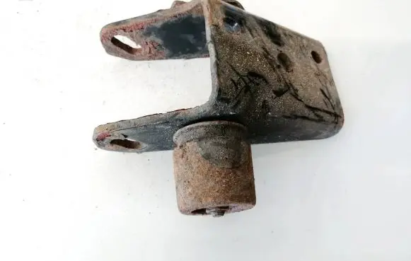 Toyota Avensis T250 Engine mounting bracket