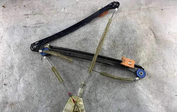 Front window lifting mechanism without motor