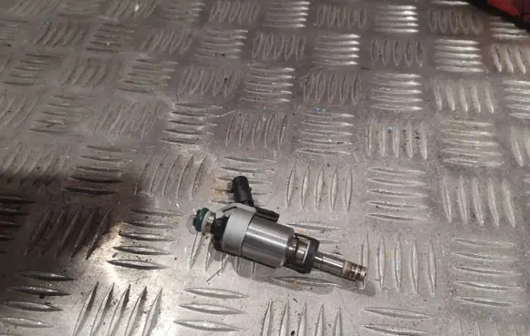 Audi Q5 SQ5 Fuel injector 261500272