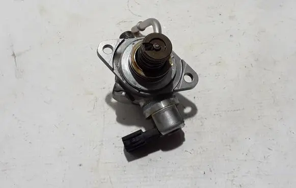 Volvo XC40 Fuel injection high pressure pump 31437903