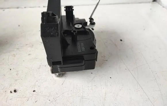 Opel Vivaro Loading door lock 8200282303 93851809