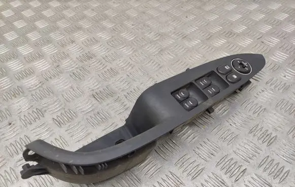 Hyundai i30 Electric window control switch 823302L600