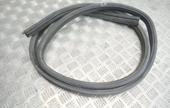 Nissan Qashqai+2 Rear door rubber seal (on body) 