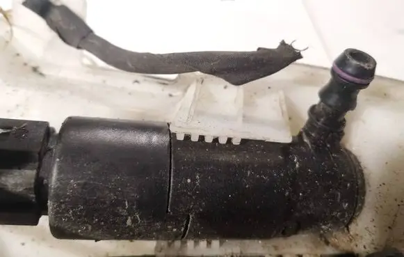 Volkswagen PASSAT B6 Headlight washer pump 