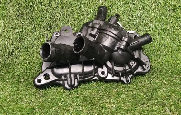 Volkswagen Jetta VI Water pump 04E121042A
