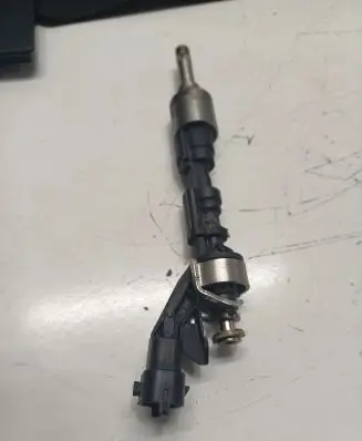 Volvo V40 Fuel injector 0261500103