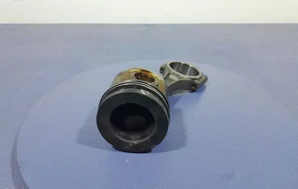 Volkswagen PASSAT B6 Piston 