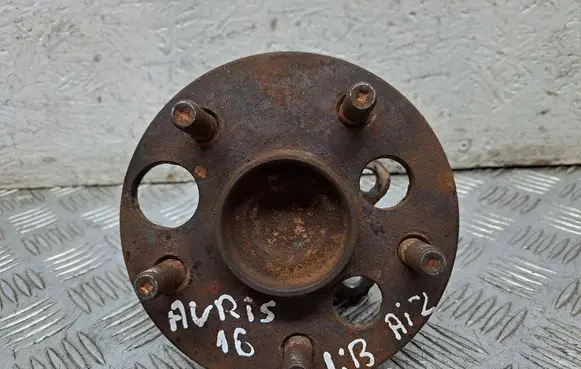 Toyota Auris 150 Rear wheel hub 4245002120
