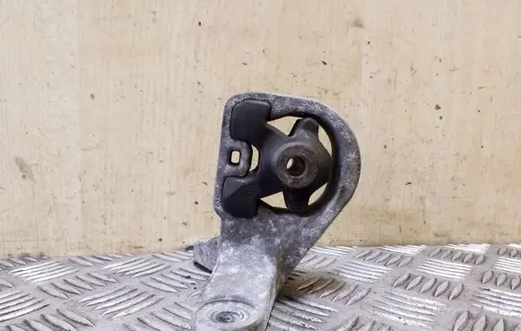 Subaru Outback Engine mount bracket