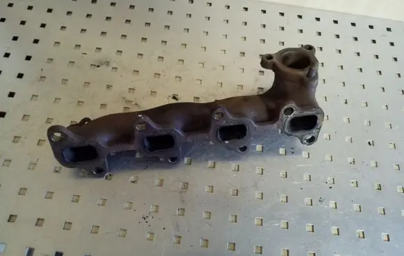 Toyota Avensis T270 Exhaust manifold
