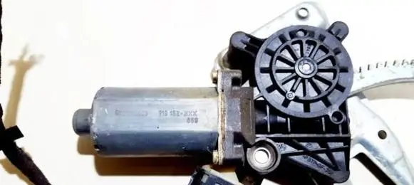 Mercedes-Benz E W210 Front door window regulator motor 0130821708 119125-xxx
