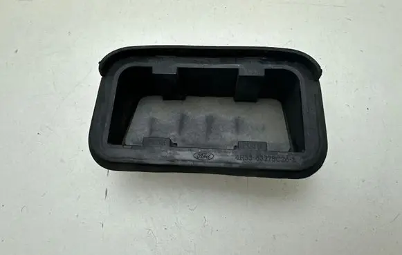 Ford Mustang V Quarter panel pressure vent 4R3363278C26BA
