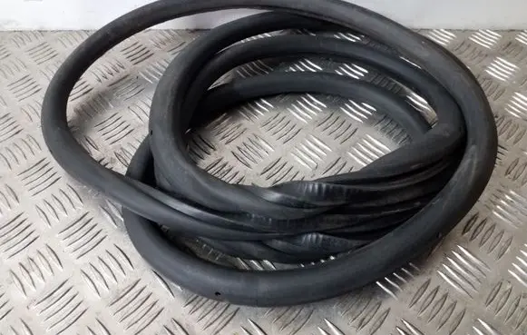 Rear door rubber seal (on body)