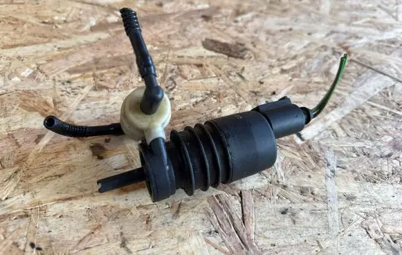 Volkswagen Golf IV Windscreen/windshield washer pump 1J0973722