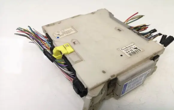 Lexus IS 220D-250-350 Fuse module 8273053050 6H280634 15666F22