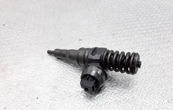 Volkswagen Golf IV Fuel injector 038130073AM