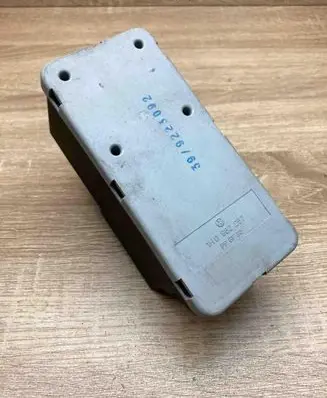 Volkswagen Golf III Central locking vacuum pump 1H0962257