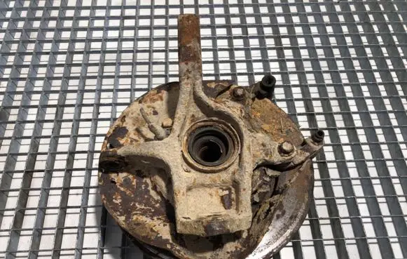 Suzuki Grand Vitara I Front wheel hub spindle knuckle 
