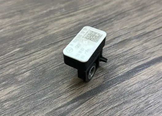 Mercedes-Benz C W205 Airbag deployment crash/impact sensor A0009057600