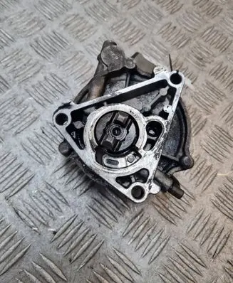 Opel Astra H Vacuum pump 