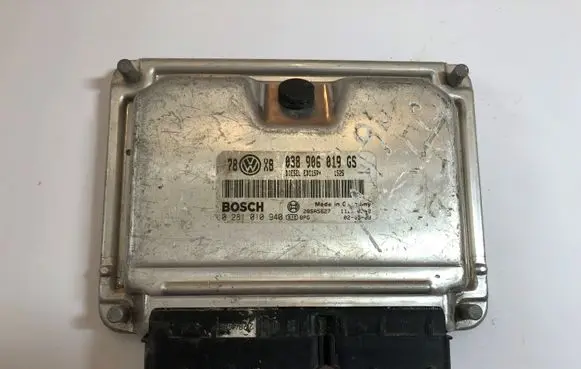 Volkswagen PASSAT B5.5 Engine control unit/module 038906019GS 0281010940