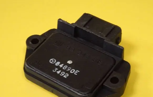Opel Corsa B Ignition amplifier control unit 90243618