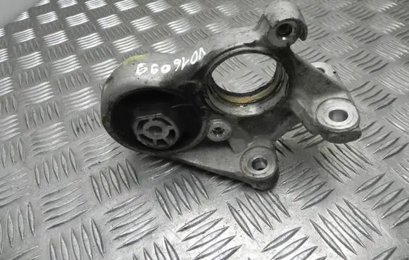 Peugeot 3008 II Engine mount bracket 61090780 VD16099