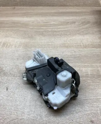 Peugeot 607 Front door lock 