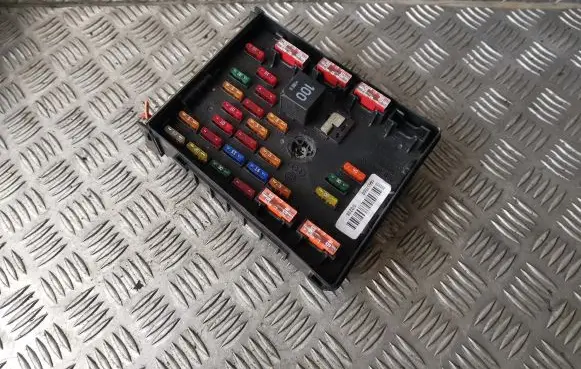 Volkswagen PASSAT B6 Fuse module 3C0937125